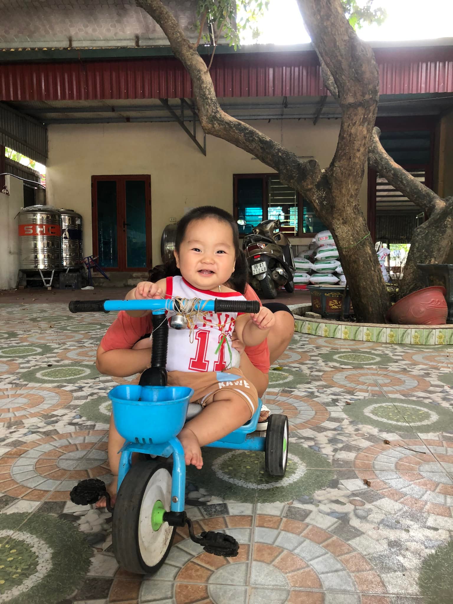 Cuộc thi Gia đình vui khoẻ - Khoe hình nhận thưởng - Tình yêu to đùng của mẹ 