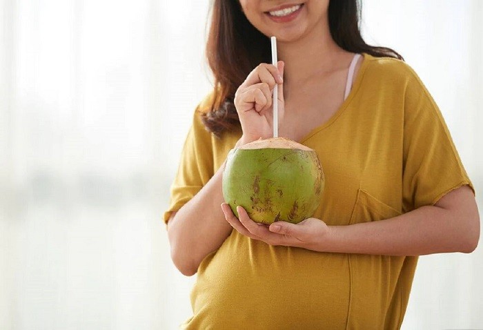 Dọa sinh non có nên uống nước dừa?