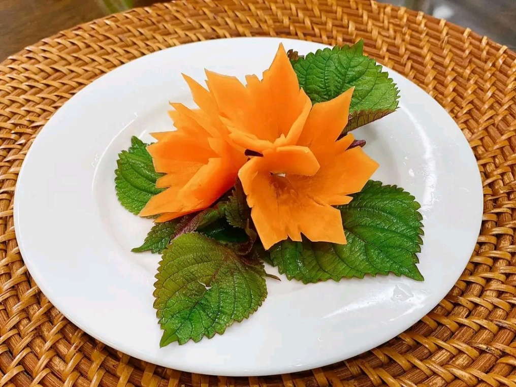 Mẫu cắt tỉa các loại hoa đơn giản để trang trí đĩa thức ăn trong những ngày tết cho mọi người tham khảo.