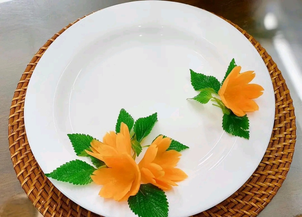 Mẫu cắt tỉa các loại hoa đơn giản để trang trí đĩa thức ăn trong những ngày tết cho mọi người tham khảo.