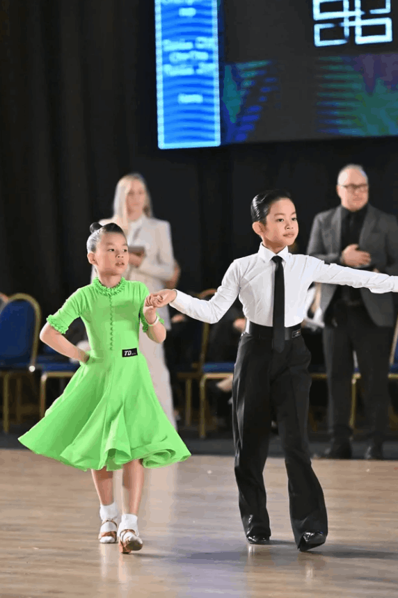 Con trai của Khánh Thi - Phan Hiển vô địch thế giới dancesport nhí, cách dạy con của hai vợ chồng rất đáng ngưỡng mộ