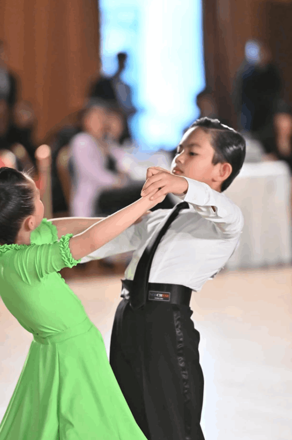 Con trai của Khánh Thi - Phan Hiển vô địch thế giới dancesport nhí, cách dạy con của hai vợ chồng rất đáng ngưỡng mộ