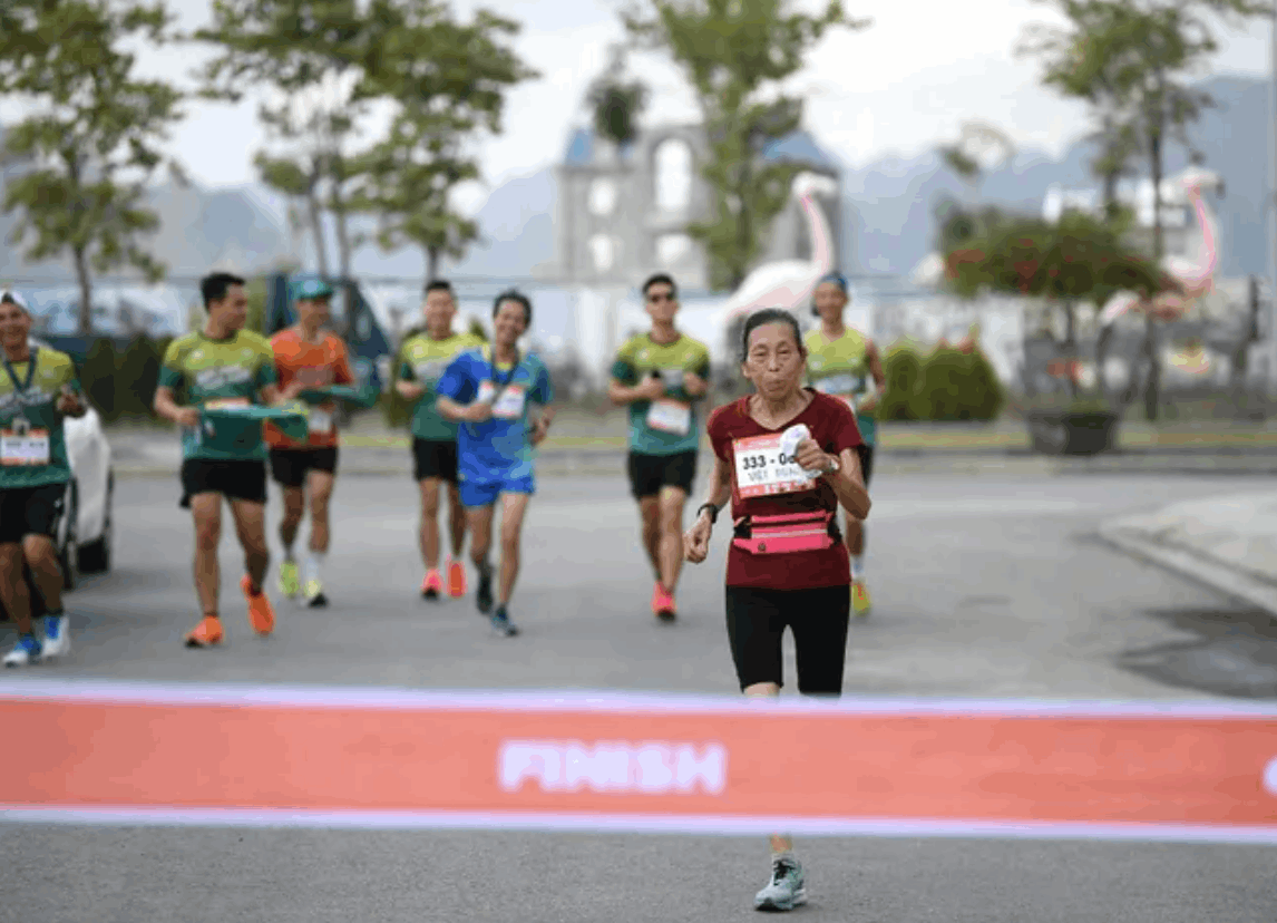 Cụ bà 83 tuổi ở Quảng Ninh mỗi ngày chạy 10km 'đều như vắt tranh' 
