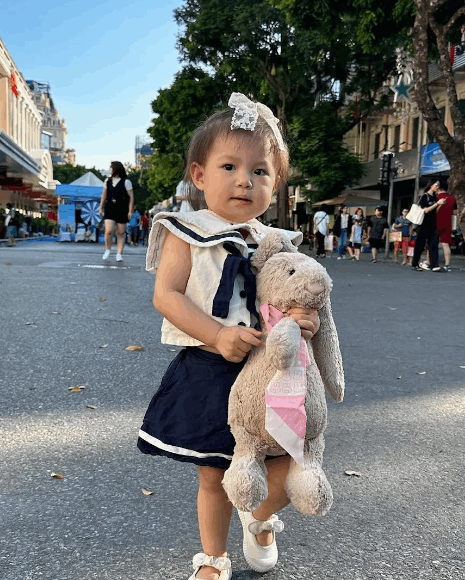 "Idol 1 tuổi rưỡi" Pam Yêu Ơi tạo trend với chú thỏ tai dài, dân tình lập tức đua nhau lùng mua theo