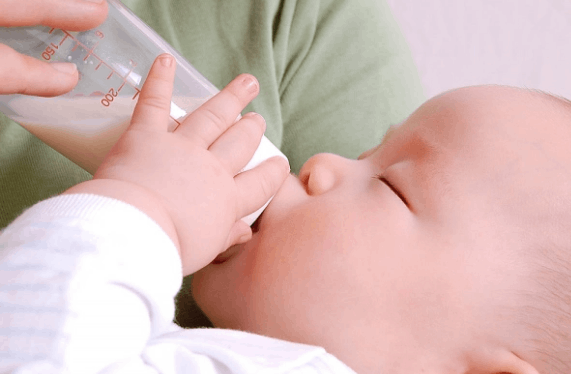 Sữa mẹ cho bé bú còn dư có nên để dành hay tái sử dụng hay không?