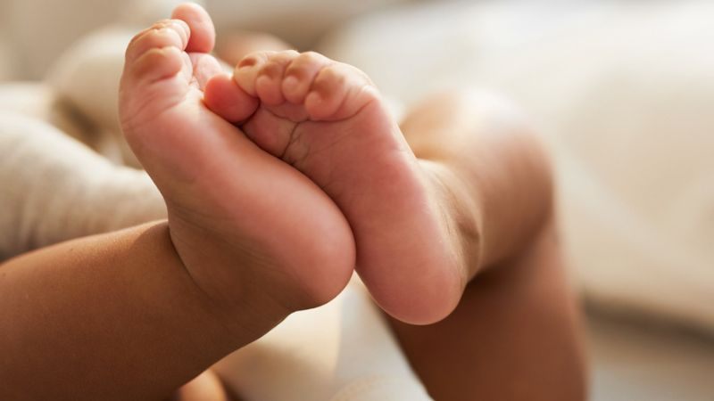 Tại sao bé sơ sinh hay cọ hai chân vào nhau?