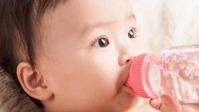 Có nên cho trẻ sơ sinh uống nước không? Những điều cần phải chú ý!