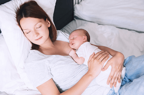 Trẻ sơ sinh gối tay mẹ ngủ có sao không?