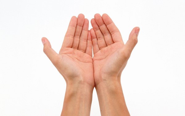 Nữ xem chỉ tay bên nào là chuẩn và cách xem chỉ tay thế nào?