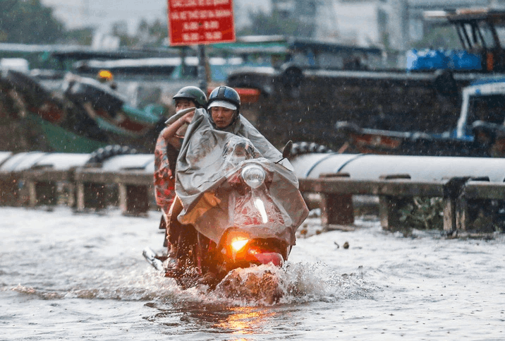 Trời đang nắng nóng, bất chợt đổ mưa thì trẻ thường mắc bệnh gì và cách khắc phục 