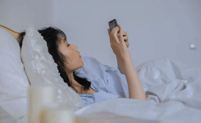 Sử dụng điện thoại nhiều sức khỏe của Gen Z giảm sút vì thiếu ngủ, thức khuya, cảnh báo nguy cơ mắc đái tháo đường tăng