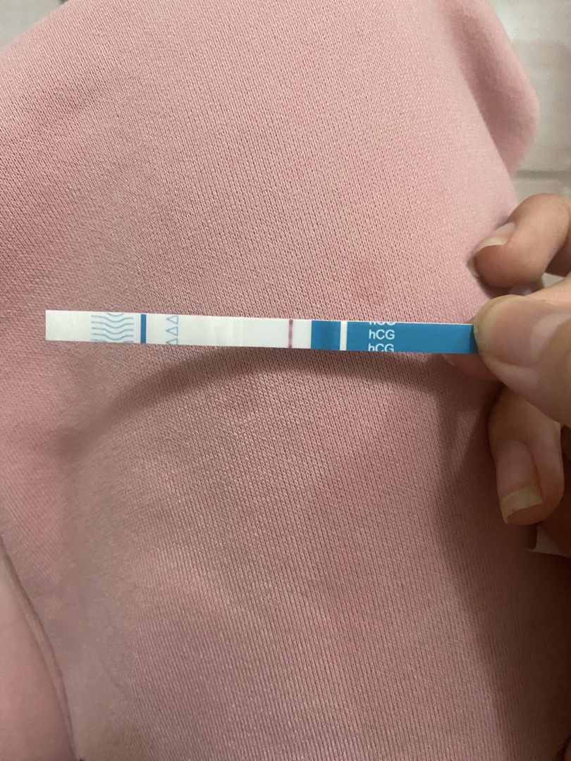 tay em có cực ít dịch và chạm vào âm