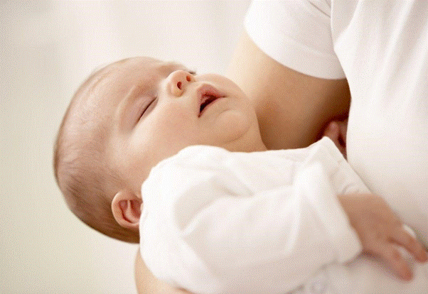 Em bé bị nghẹt mũi thở khò khè, bố mẹ cần làm gì?
