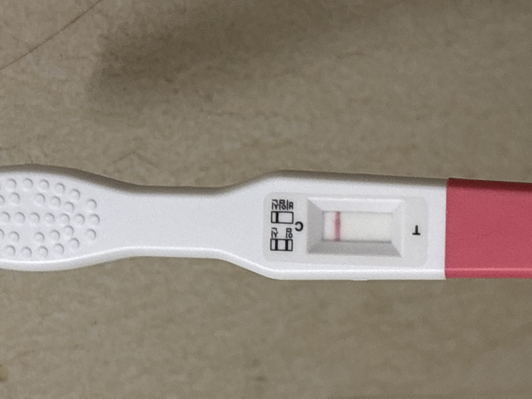 Kết quả thử thai hai lần: một vạch mờ biến mất, một vạch không rõ